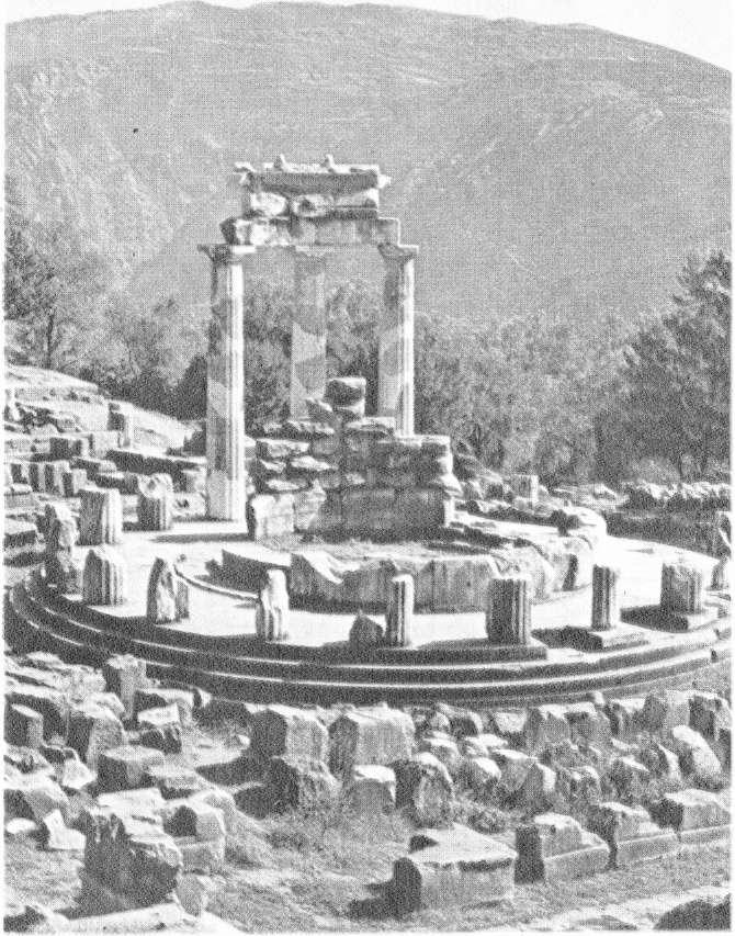 Yunan ideali Yunan tapınakları genellikle dikdörtgen planlı olmalarına karşın Delphoi (Delfi) tapınağında görüldüğü gibi bazıları da yuvarlak olarak yapılırdı.