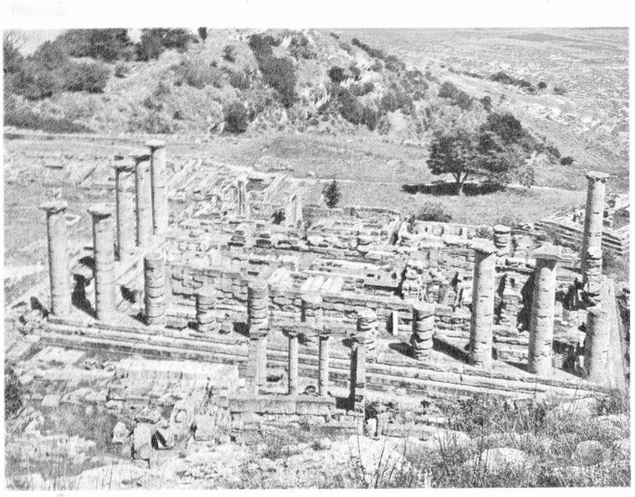 Tapınak 10 A Libya kıyısındaki Yunan kolonisi Kyrenaikeden Apollon tapınağı. Sutunlar yivsiz olduğundan tapınağın tamamlanmamış olduğu sanılmaktadır. Yapı.