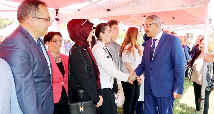 Onlarýnda bugünler- tebriklerini kabul etti. (Yýldýz Çýnar) Çorum'da Ramazan Bayramý nedeniyle Çorum Valiliði tarafýndan bayramlaþma töreni düzenlendi.