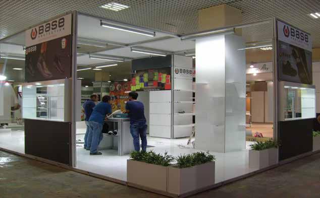 The general construction of the booth consists of aluminum profiles and is covered with wooden material.