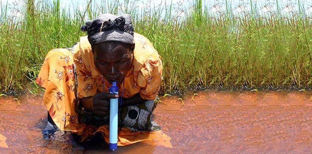 The LifeStraw, 1999 yılında Kenya da temiz suya ulaşamadığı için hastalanan ve hayatını kaybeden halkın, temiz suya ulaşma problemini çözmek üzere yola çıkan bir grup tasarımcı ve mühendisin girişimi.