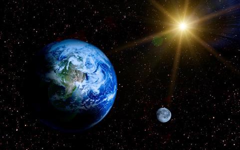 Dünya dan bakıldığında Güneş kadar görünmesinin nedeni, Güneş e göre Dünya mıza çok daha yakın olmasıdır. Güneş, basketbol topuna benzetilirse; Dünya nohut, Ay da mercimek tanesine benzetilebilir.