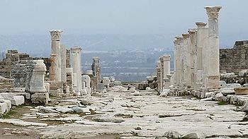 Kentin adı antik kaynaklarda daha çok Lykos'un kıyısındaki Laodikeia şeklinde geçmektedir.