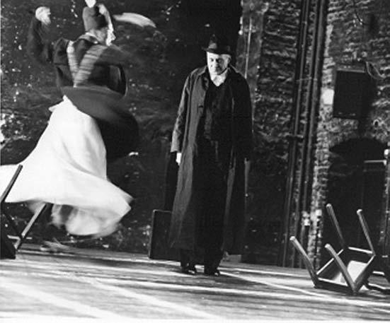 56 Yeni Demokrat Gençlik Bertolt Brecht ve eşi Helene Weigel tarafından (1949) kurulan Berliner Ensemble nin Bilge Nathan oyunandan bir sahne yapmaktı.