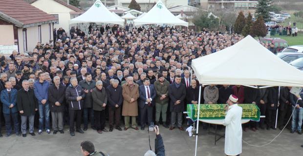 Baba Karslıoğlu nun cenazesi bugün ikinci namazına müteakip, Çilimli Yeni Vakıf Köyü ndeki evinin bahçesinde kılınan cenaze namazının
