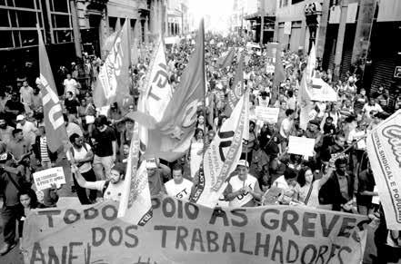 İşçilerin iş durdurmasıyla dünyanın en kalabalık kentlerinden biri olan Sao Paulo da Dünya Kupası öncesinde caddeler kilitlendi.