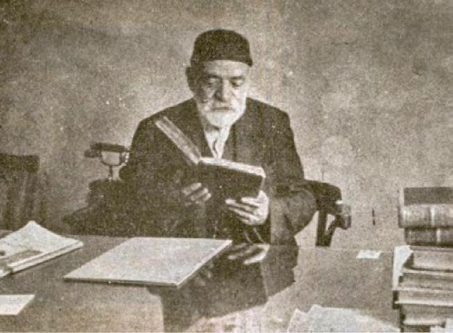Portre 16 Ahmet Remzi Akyürek kütüphanecilik yaptığı yıllarda (H. Mazıoğlu Arşivi) yapmıştır. 1865 te ölmüş, Seyyid Burhaneddin Hazretlerinin Türbesi nde babasının yanına gömülmüştür.