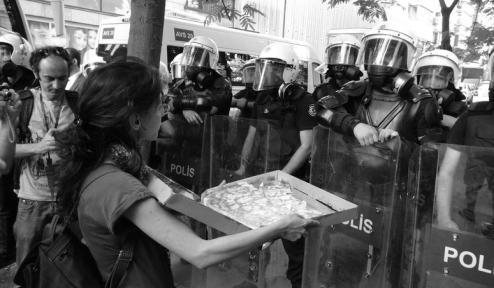 Solda Adana'da sağda İstanbul'da Gezi Parkı eylemleri sırasında çekilen fotoğraflar.