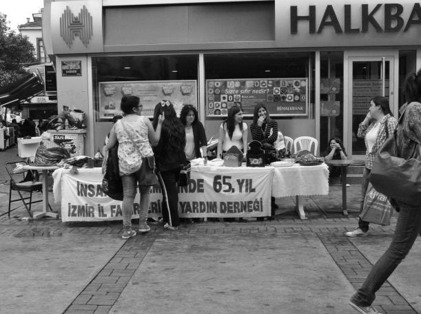 Kıbrıs Şehitleri Sokak sakinlerini bu performanslarla karşılar ve sokak boyunca yürürken bu performanslarından