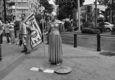 Performans sırasında gözlerini kapatıp saatlerce tek bir jest sergileyerek heykel gibi