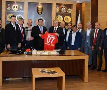 Burada bizi bu kadar güzel karşılayan oda başkanlarımıza ve esnaf kardeşlerimize Antalyaspor umuz adına teşekkür ediyorum. Bursaspor maçında tüm esnaflarımızı da maça bekliyoruz.