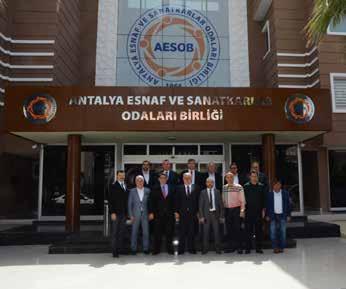 Başkanı Cihan Bulut a plaket takdim ettiği ziyarette Antalyaspor A.Ş. Başkanı Cihan Bulut da AESOB Başkanı Adlıhan Dere ye üzerinde isminin yazılı olduğu forma hediye etti.