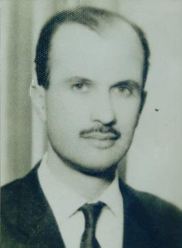 1951 yılında Erzurum Müftüsü Muhammed Sadık tan Arapça ve dinî ilimler okuyarak İcazetli aldı. 1957 yılında Mısır'a gitti. El-Ezher Lisesi ni bitirdi.