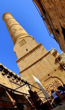 davranışını çok taktir eder ve onlara ödül vermek ister... Sultan, Mekke yolculuğu yaptığı sırada kutsal emanetlerden bir kısmını Mardin emirine bırakır.