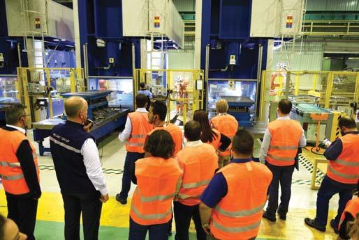 depolarına ulaştırılıyor. PANEL FABRİKASI Tesiste bulunan Panel Fabrikası nda yılda 2 milyon 500 bin metre tül üretim kapasiteyle panel radyatör üretiliyor.