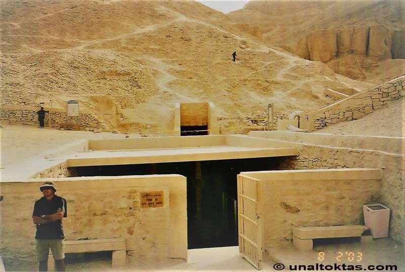 7 / 23 Tutankamon Mezarının girişi : Hemen sağda yükselen tepe IV ve V Ramses in