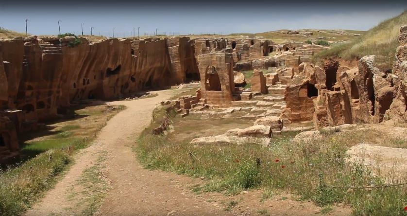 sistemleri günlük içme kullanma suyu ihtiyacının dışında, buraya sığınan orduların uzun süreli su ihtiyacını karşılamaya yönelik olarak önemli bir savunma noktasıdır.