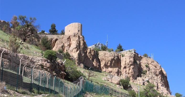 Foto 6: Mardin şehrinin en üst bölümünden Mardin Kalesinin kuzeye doğru görünümü. Kalenin bu bölümünde Nato ya ait radar tesisleri yer almaktadır.