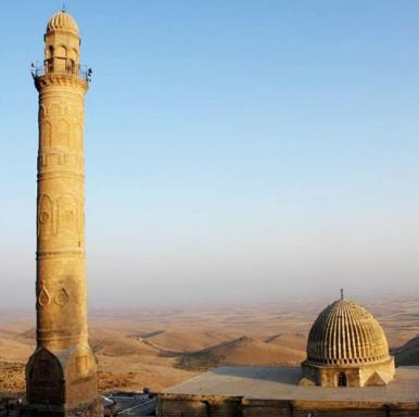 Melik Mansur Medresesi Mardin şehir merkezinin Gül mahallesi mevkiinde bulunan bu medrese Artuklu dönemi eserlerinden olup günümüzde mescit olarak kullanılmaktadır.