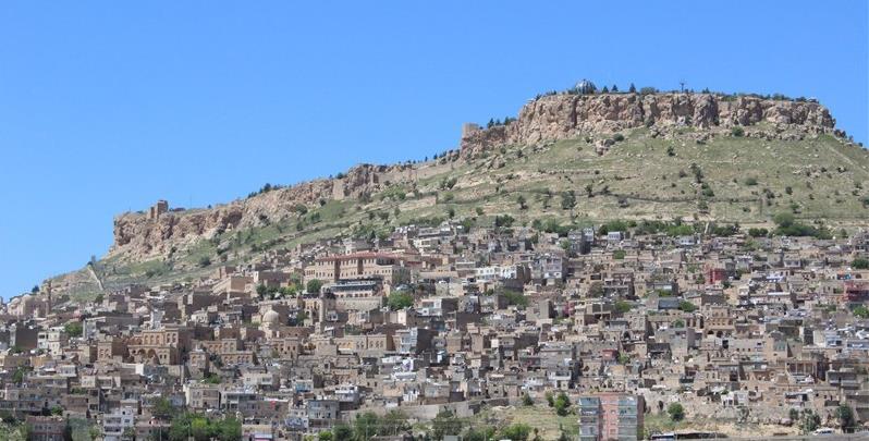 Foto 1 :Mardin il merkezi Eski Mardin in güneyden görünüşü. Şehir merkezinin üst bölümünde Mardin Kalesi görülüyor.