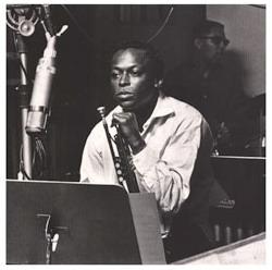 2.7. 1950-1960: Cool Jazz (Serin Caz, Sakin Caz) ve Hard Bop 1940 lı yılların sonlarına doğru, trompetçi Miles Davis in çalışında da kendini göstermeye başlayan huzurlu, uyumlu, sakin ve olgun çalış