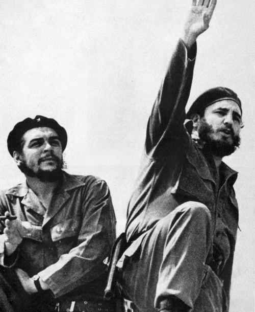 2 Aralık 1956 Küba isyanının başladığı yıldır. Che, Fidel Castro ve beraberindeki 80 gerilla Küba devrimi için Meksika dan açılmaya başlamıştır.