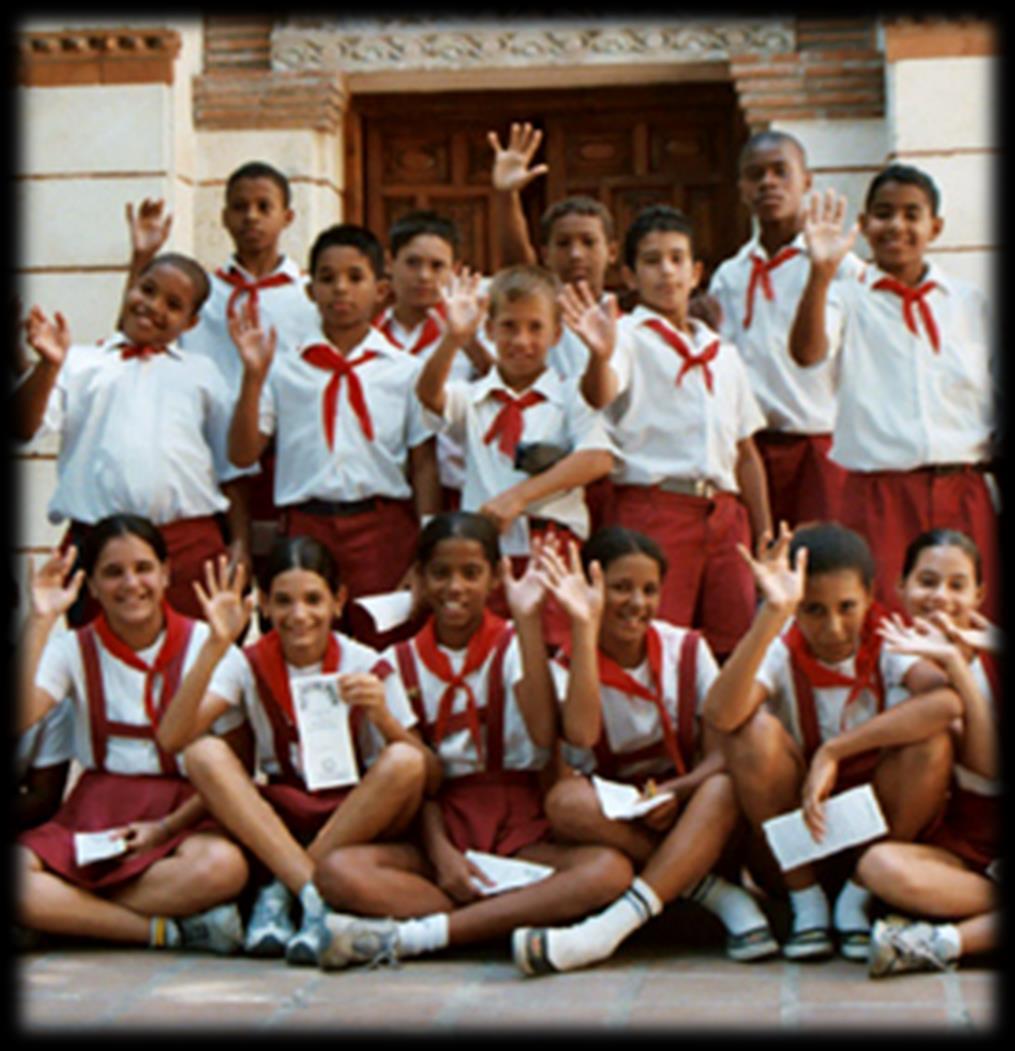 EĞİTİM Küba da 6 ile 16 yaş arası eğitim zorunlu. Devlet 12 yaşına kadar ücretsiz öğle yemeği ve lise bitene kadar ikişer takım olmak üzere ücretsiz okul kıyafeti veriyor.