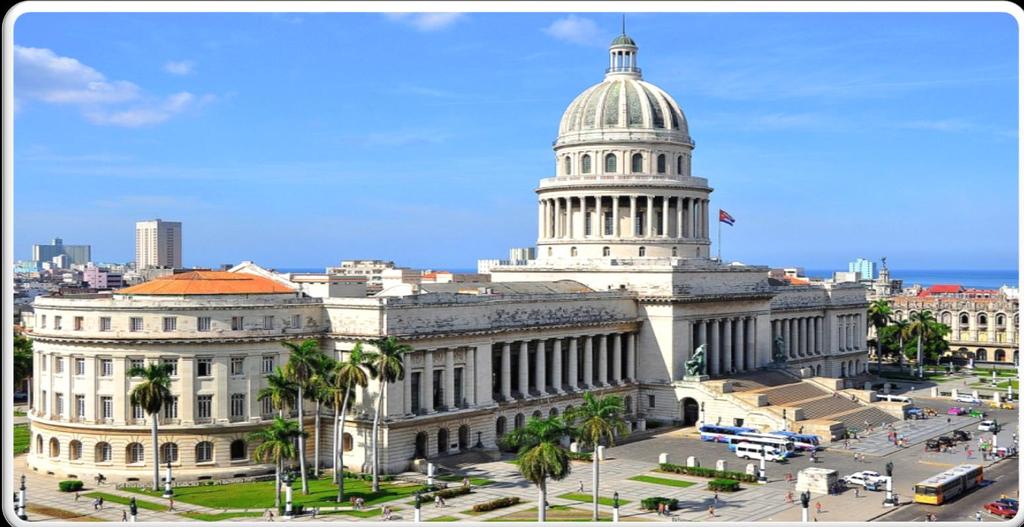 CAPİTOLİO NACİONAL Havana da bulunan dikkat çekici tarihi yapılardan biridir.