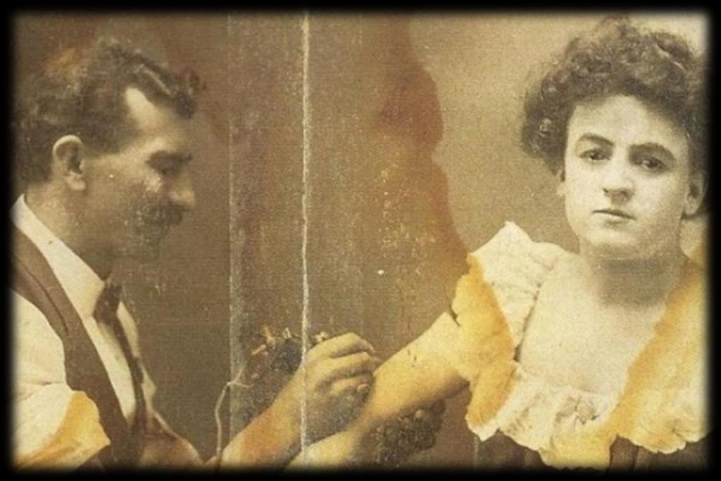 İLKKADIN DÖVME SANATÇILARI MAUD WAGNER Tarihte bilinen ilk kadın dövmeci 1877-1961 yılları arasında yaşamış Maud Stevens Wagner dır. Maud, aslında gezici bir akrobattı ve sirklerde çalışıyordu.
