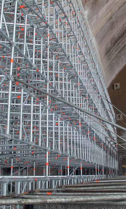 Özel yapılar Dillinger Hütte çelik yapılara sürekli bir döküm sisteminin inşası için metre başına 21 ton ağırlığında 25 metrelik bir bağlayıcı kirişin betonlaştırılması, 40 metrelik yüksek bir