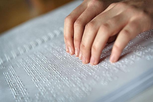 BRAILLE ALFABESİ NEDİR? Bu dokunsal alfabe, 1821 yılında 3 yaşında kör olan Fransız Louis Braille tarafından keşfedildi.