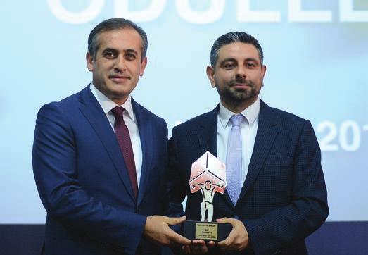 ihracatçı firmalar arasından ödül almaya hak kazanan (soldan sağa) Tofaş Türk Otomobil A.Ş.
