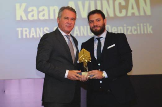 seçildi. TİM Lojistik Konseyi Başkanı Bülent Aymen Yılın Depo Yöneticisi dalında ödül alan Koray Yılmaz a ödülünü verdi.