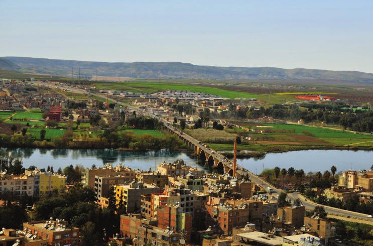 Fırat Nehri üzerindeki konumu, yerleşmenin tarih boyunca önemli bir merkez olmasını sağlamış, özellikle Anadolu ve Mezopotamya arasındaki ticarette bir bağlantı noktası olmuştur.