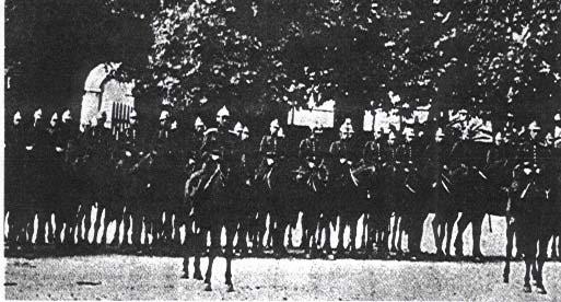 EK- 16 Tören Kıyafetleri içerisinde Atlı Polis Birliği
