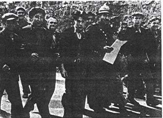 EK- 36 1940 Yılında, İstanbul da Topladığı Başıboş Çocukları Zonguldak a Götüren Bir Polis Kaynak: İsmail