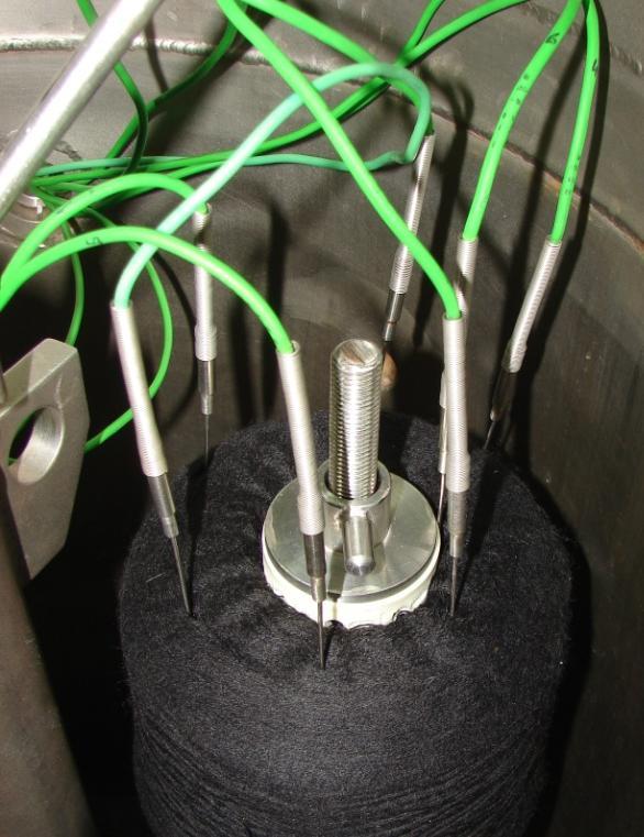 Bu tez çalışmasında deneyler, tekstil sanayinde kullanılan ve basınçlı sıcak hava ile çalışan bobin kurutma makinesinin bir prototipi niteliğindeki iplik bobini kurutma deney tesisatı üzerinde