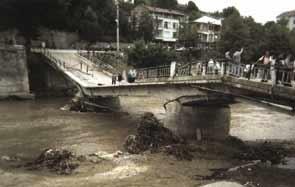 Taşkın, Heyelan, Sel Şekil 1. Mayıs 1998 taşkınında Devrek te ağır hasar gören bir köprü (Yanmaz, 2002) itibaren akarsu köprülerinin durumları incelenmektedir.