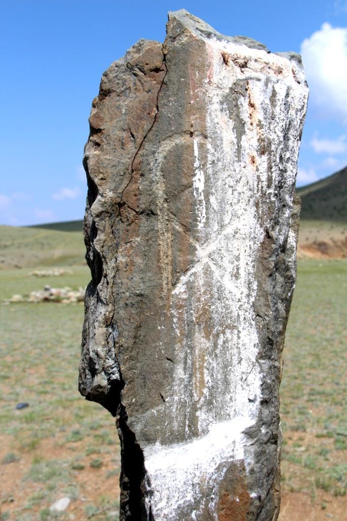24 Nurdin USEEV а) Yazıtın Fiziki Durumu ve Paleografisi: Yazıt, yüksekliği 1,40 m olan taş anıtın geniş yüzündeki