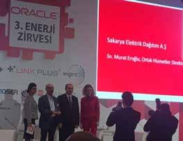Eroğlu, SEDAŞ adına ödülü, Enerji Piyasası Düzenleme Kurumu (EPDK) Başkan Yardımcısı Mehmet Ertürk'ün elinden aldı.