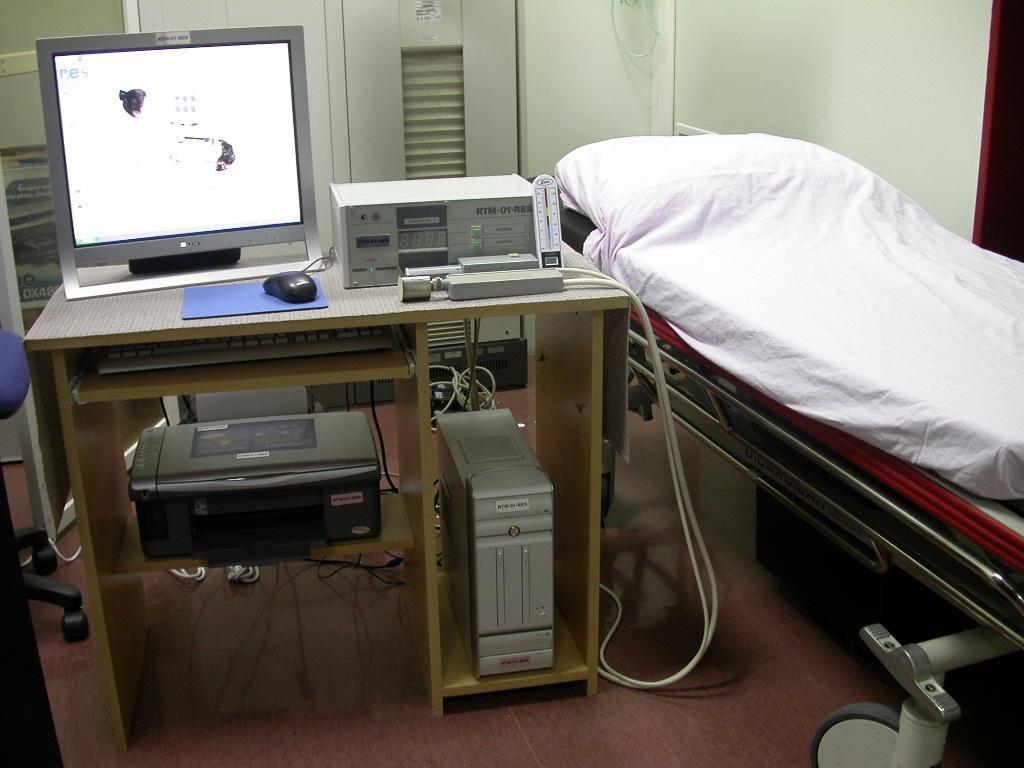 Sistem bir adet bilgisayar ve yazıcıdan oluşur. Cihaz bilgisayarla seri porttan haberleşir.