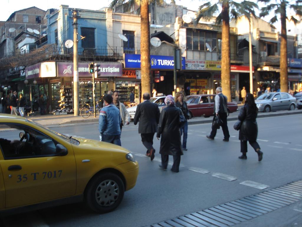 34 Gözlem yaya geçidini gören çevredeki yüksek binalardan yapılmıştır. 4.4.4 Çankaya Dershanesi Yaya Geçidi Çankaya Dershanesi yaya geçidi İzmir in en önemli ulaşım arterlerinden birinin üzerinde bulunmaktadır.