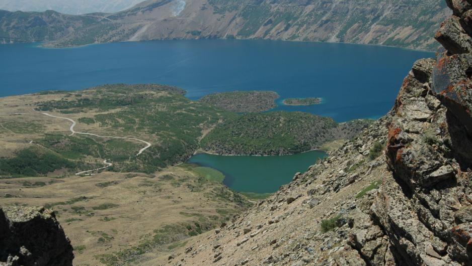 Nemrut Kalderası Maar Maar, püskürme veya patlamayla birlikte lav ve magmanın oluşturduğu, geniş, hafif kabarmış bir kraterdir. Maar tipik olarak suyla dolu ve sığ krater gölü görünümündedir.