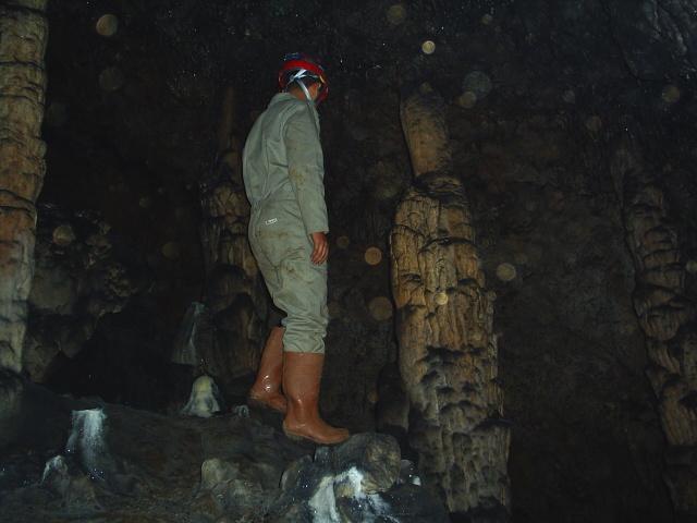 4.2.1.Orbucak Taşı Mağarası Kuzukulağı yaylasının 5km güneydoğusunda 1470m kotunda bir dolinin içinde gelişmiş düden konumlu yatay bir mağaradır.