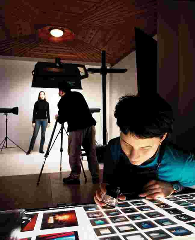 84 Aktüel / Aktuel stanbul Foto raf Merkezi 2003 de Ara Güler Klasikleri sergisi ile Tarlabafl Bulvar nda kap lar n tüm foto rafseverlere açarak faaliyetlerine bafllad.