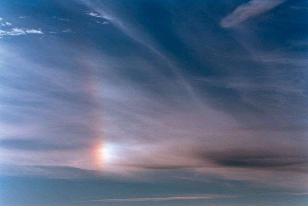 Güneş etrafında hale (ışık halkası) meydana getiren Cirrostratus bulutları Cirrostratuslar gökyüzünü tamamen veya kısmen kaplar ve genellikle Hale olayını meydana getirirler.