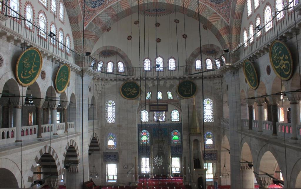 Foto 55 : Kılıç Ali Paşa Camii nden bir görünüm Caminin son cemaat bölümünde de kaliteli çiniler yer alır.
