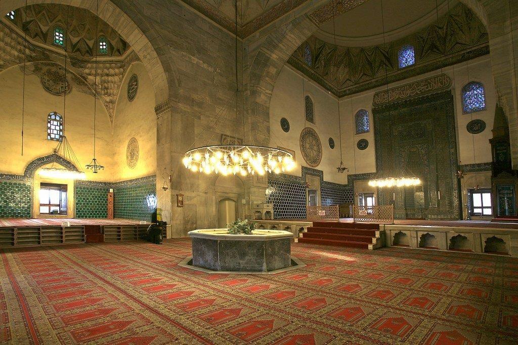 Foto 56 : Bursa Yeşil Camii nden bir görünüm Bursa Yeşil Camii nde renkli sır tekniğindeki çinilere de rastlanmaktadır.