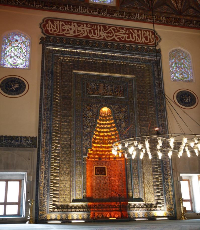 yapılmış benzerlerini andırır. Bu kadar yakın benzerlikten aynı ekole mensup olan işçilerin her iki tarafta çalışmış olmaları akla gelmektedir. Foto 57 : Bursa Yeşil Camii mihrabı Prof. Dr.