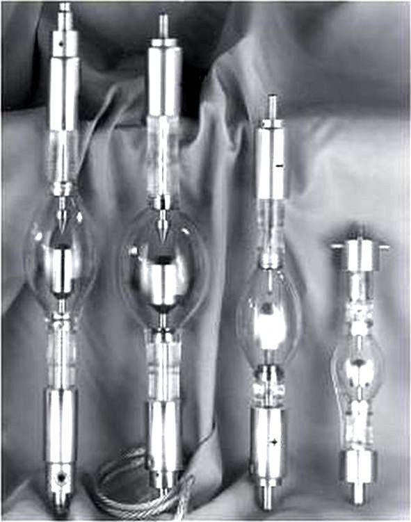 18 Şekil 2.12: Yüksek basınçlı sodyum lamba yapısı d- Ksenon Lambalar Diğer üç HID lambadan farklı olarak ksenon lambalar civa buharı içermezler.